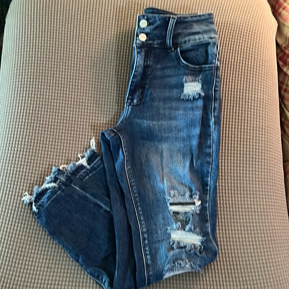 Ceros brand jagging. Medium wash. Fading, distressing, frayed hems. size 29